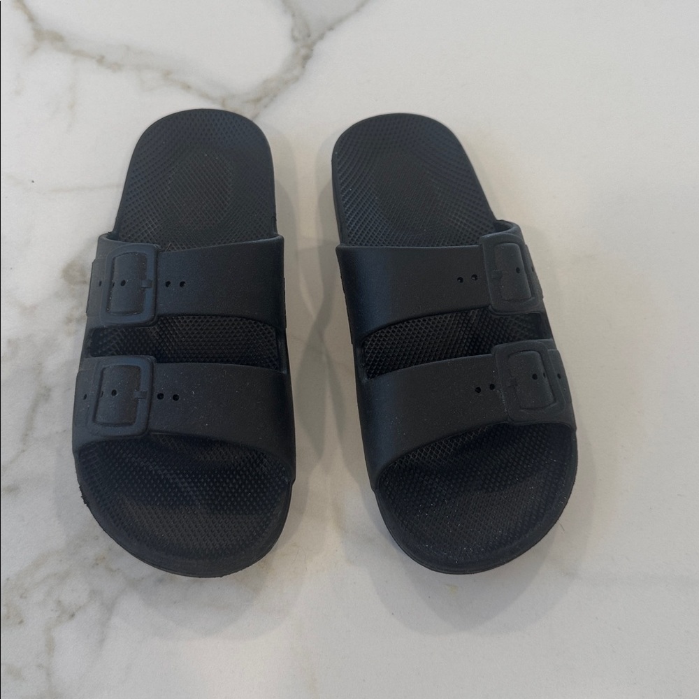 FREEDOM MOSES Black Slide Sandals